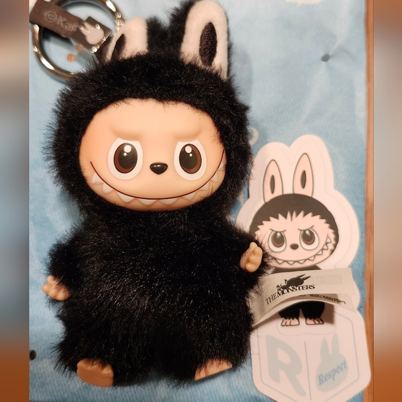 Labubu Keychain (R) Black 100 Authentic - Picture 2 of 6